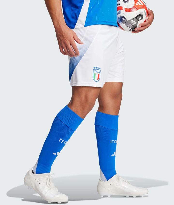 “トリコローレ”を強調！イタリア代表が新ユニフォームを発表 EURO2024に向けた「前回王者の戦闘服」