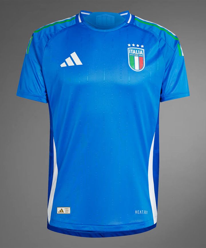 “トリコローレ”を強調！イタリア代表が新ユニフォームを発表 EURO2024に向けた「前回王者の戦闘服」