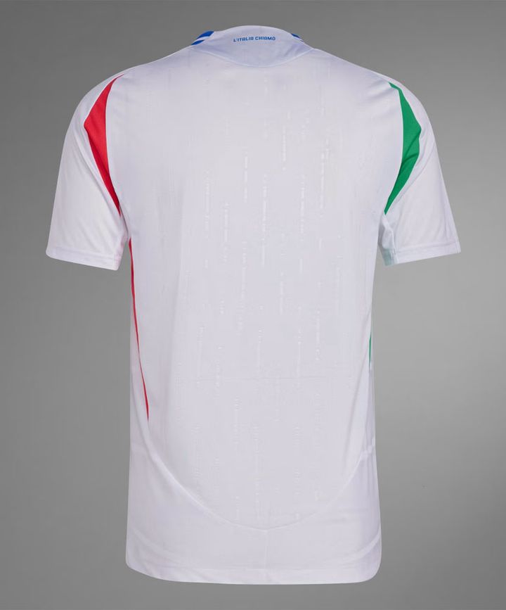 “トリコローレ”を強調！イタリア代表が新ユニフォームを発表 EURO2024に向けた「前回王者の戦闘服」