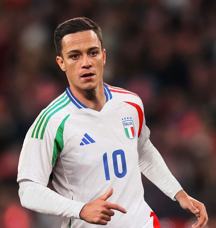 “トリコローレ”を強調！イタリア代表が新ユニフォームを発表 EURO2024に向けた「前回王者の戦闘服」