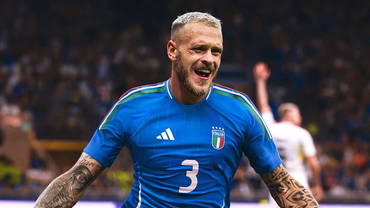 “トリコローレ”を強調！イタリア代表が新ユニフォームを発表 EURO2024に向けた「前回王者の戦闘服」