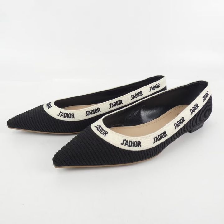 ディオールのロゴ入りパンプス