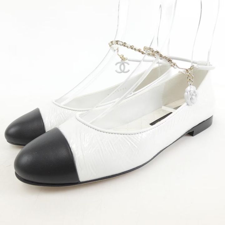 シャネルのバイカラーパンプス