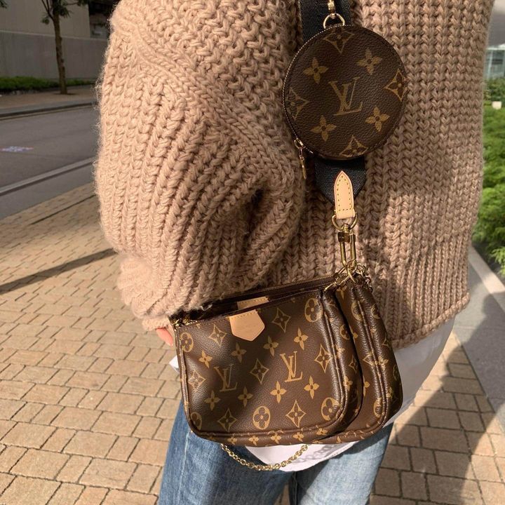 ルイ・ヴィトンのショルダーバッグを持った女性