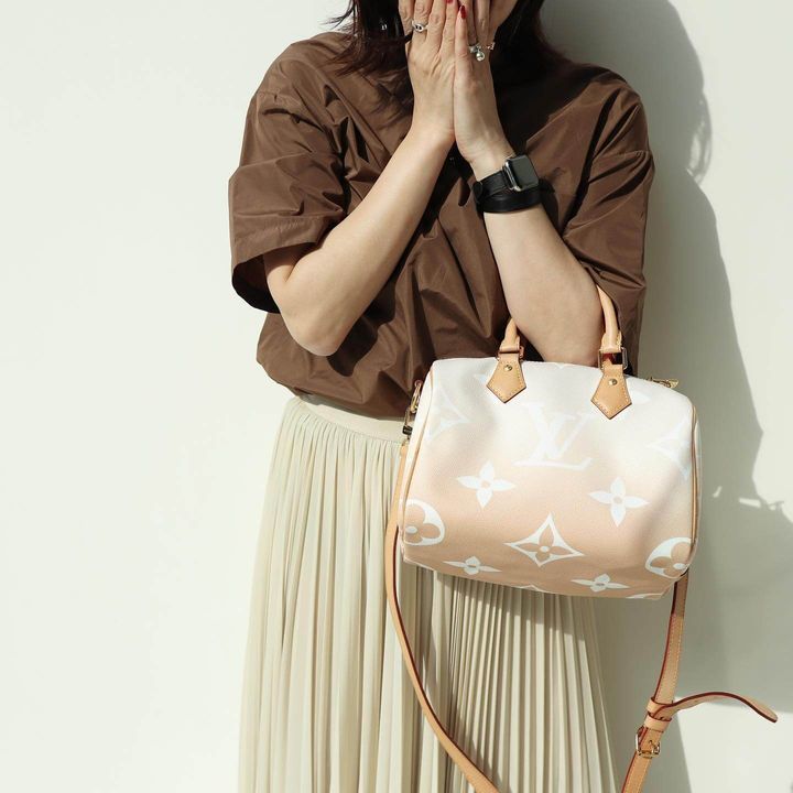 ルイ・ヴィトンのモノグラムバッグを持った女性