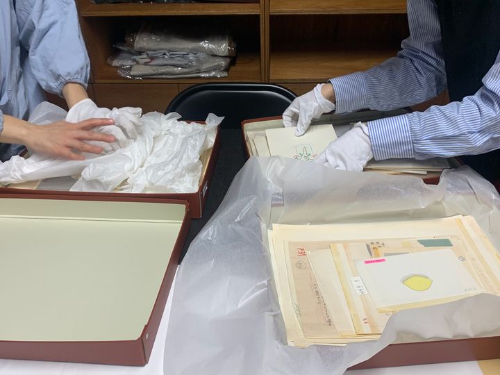安西水丸事務所で学芸員が作品をチェックする様子