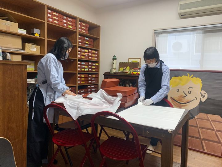 安西水丸事務所で学芸員が作品をチェックする様子