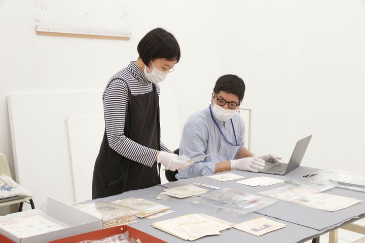 学芸員の鳥越麻由さん(左)と本岡耕平さん（右）
