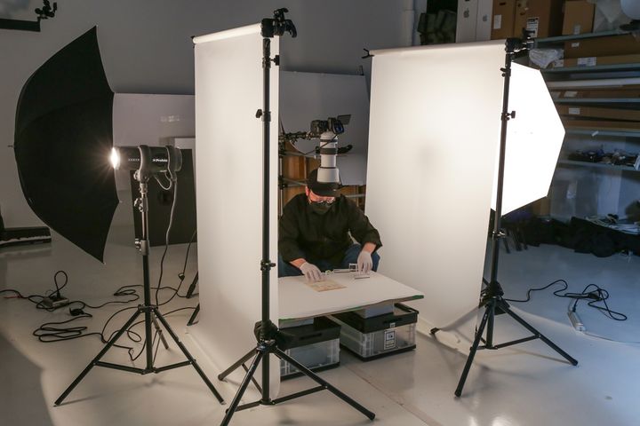 武蔵野美術大学での複写作業の様子