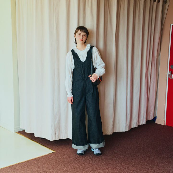 春のデニムオーバーオールスタイルは、《ナイキ》のトレイルラン用スニーカーで軽快な印象をプラス【マイスタンダードブック】