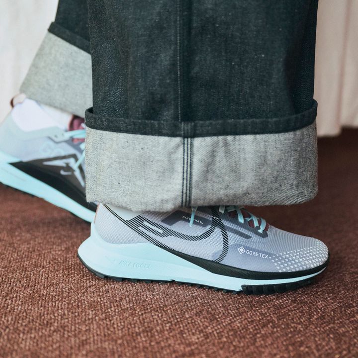 春のデニムオーバーオールスタイルは、《ナイキ》のトレイルラン用スニーカーで軽快な印象をプラス【マイスタンダードブック】