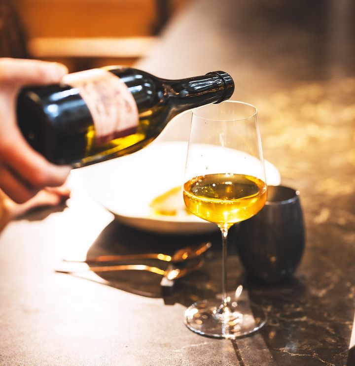 ワインを注いでいる様子