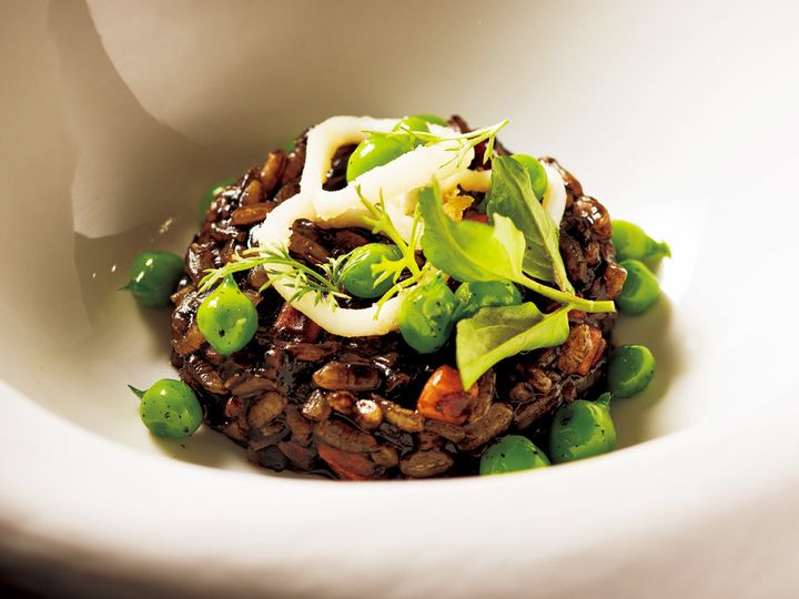 銀座1丁目『MASIA』の「ボンバ米 イカ墨ソース」