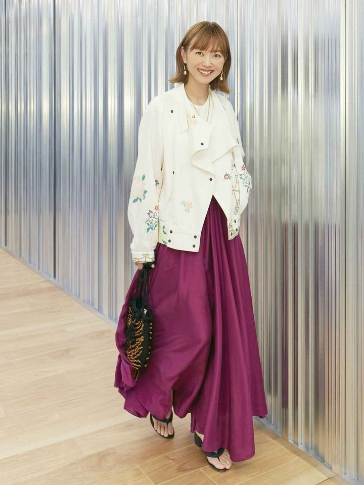 画像: ジャケット￥139,700、ドレス￥152,900、バッグ￥53,900、イヤリング￥31,900、ネックレス￥49,500、サンダル￥92,400すべて【フォルテ フォルテ】 出典：ftn