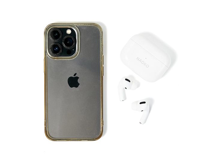 画像: 左からiPhone、AirPods／ともに本人私物 出典：ftn