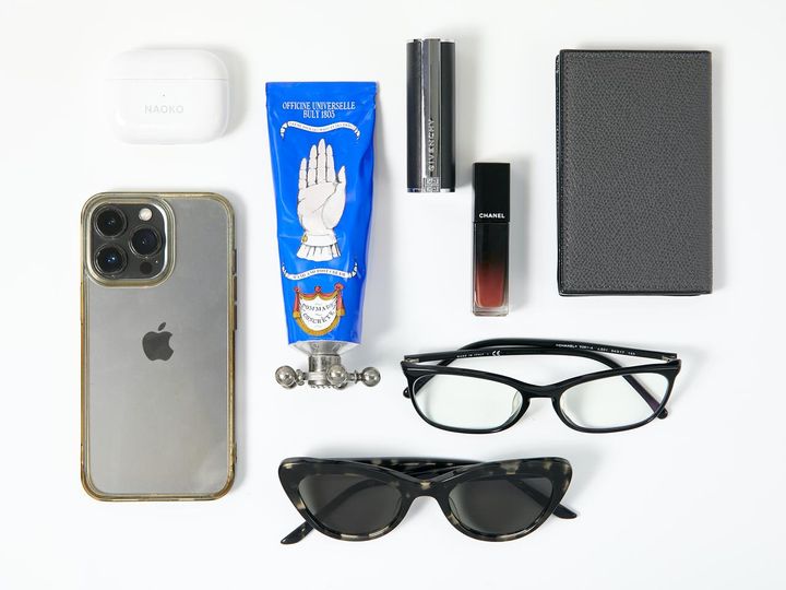 画像: 左上から時計回りに「AirPods」、【オフィシーヌ・ユニヴェルセル・ビュリー】のハンドクリーム、【ジバンシイ ビューティ】のリップ、【シャネル】のリップ、【ヴァレクストラ】の名刺入れ、【シャネル】の眼鏡、【シシクイ】のサングラス、iPhone／すべて本人私物 出典：ftn