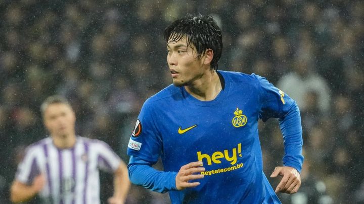 町田浩樹が悶絶した膝蹴りは一発退場にすべきだった！ベルギープロ審判部が指摘 「選手の安全が危険に晒されている」