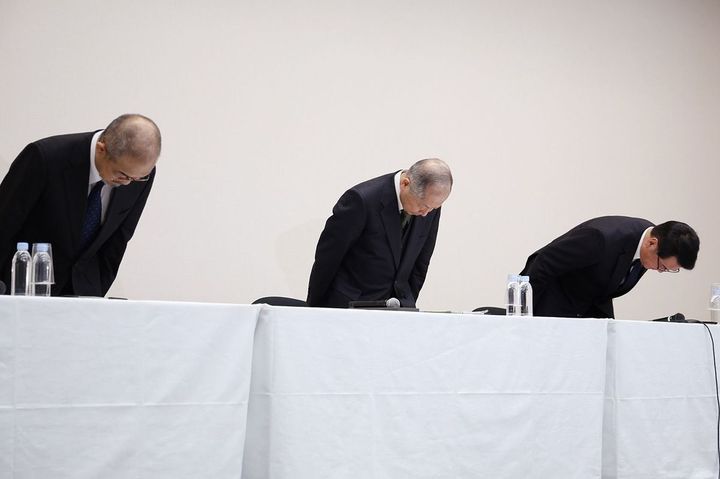 ENEOSホールディングスの斉藤猛社長解任に関し、記者会見で謝罪する社外取締役の西岡清一郎氏（中央）ら＝2023年12月19日午後、東京都中央区