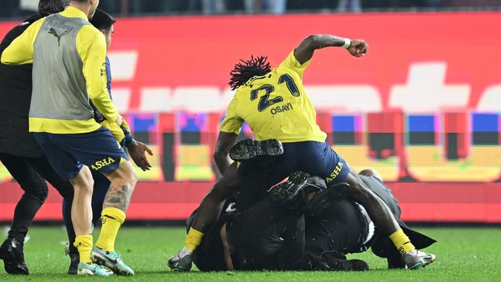 トルコで選手を敵ファンが襲う大乱闘勃発…内務大臣「暴力は決して許されない」 FIFA会長「暴力行為は絶対に容認できない」