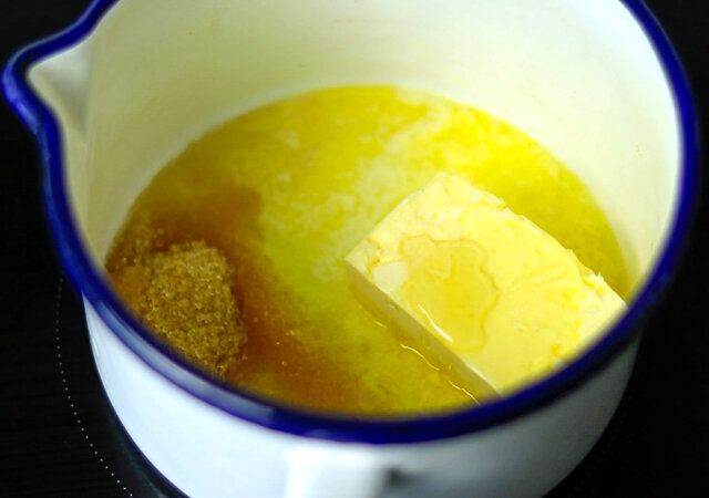 フラップジャック レシピ バター・砂糖・はちみつを煮溶かす