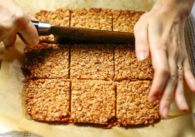 フラップジャック レシピ 包丁でカットする