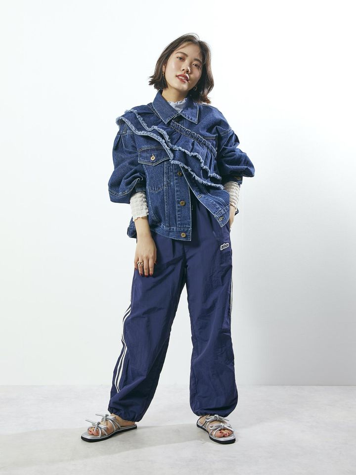 画像: ジャケットとフリル付け襟のセット￥11,000、ジャケットの下に着たニット￥4,400ともに【フリークス ストア】 パンツ￥7,997【プリンス フォー フリークス ストア】 サンダル￥6,996【ロベレート×フリークス ストア】 その他／本人私物 出典：フリークス ストア