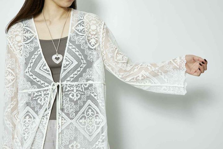 画像: インナーをタンクトップにして肌を見せても、長袖のトップスを合わせてインナーとのコーディネートも楽しめるジャケット。 出典：サロン アダム エ ロペ