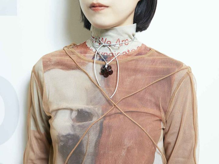 画像: シアー素材のトップス同士のレイヤードが新鮮な着こなし。 出典：レイ ビームス