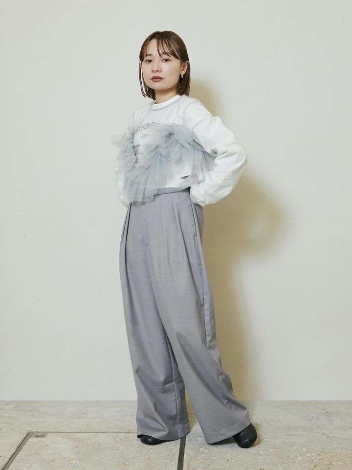 画像: フリルトップス￥6,050、Tシャツ￥6,600、パンツ￥8,800、ブーツ￥9,900すべて【KBF】 ピアス／本人私物 出典：KBF