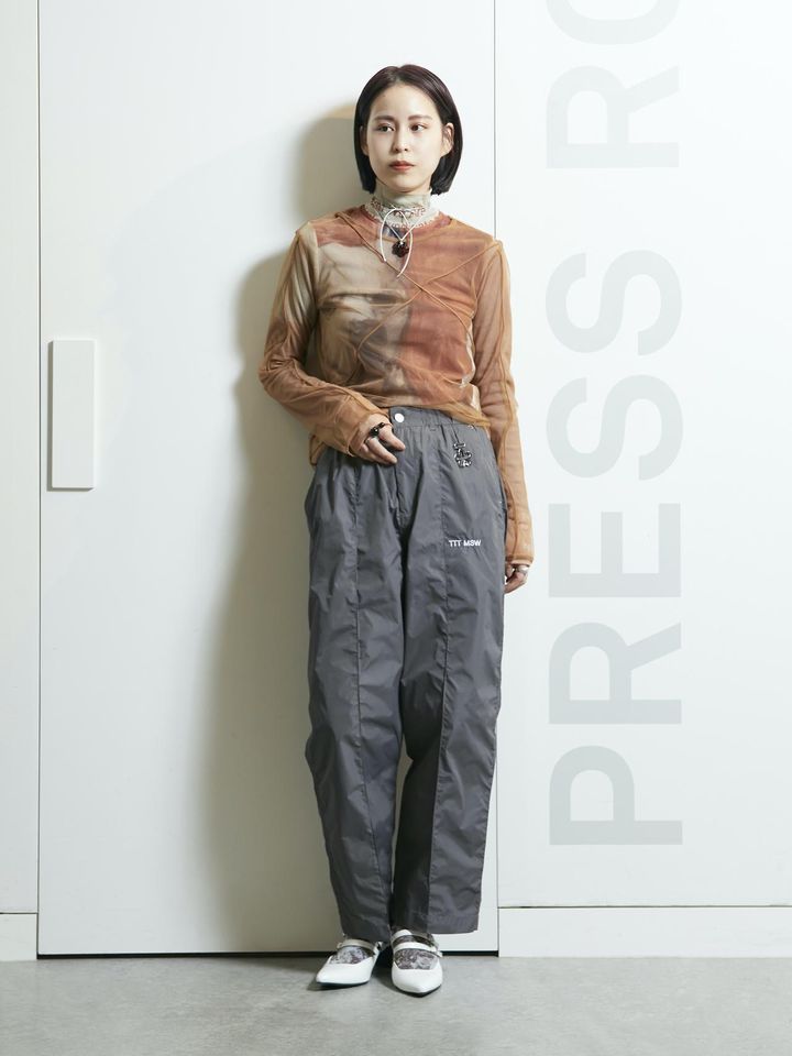 画像: カットソー￥10,450【アールビーエス】 下に着たハイネックカットソー￥28,600【ヨウヘイ オオノ】 パンツ￥25,300【ティー】 ソックス￥2,420、サンダル￥14,850ともに【レイ ビームス】 その他／本人私物 出典：レイ ビームス