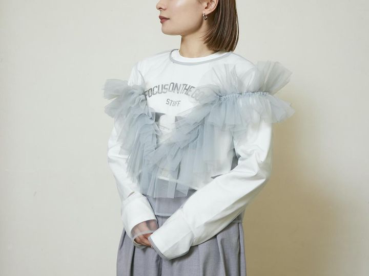 画像: フリルに腕を通せば、より華やかな着こなしに。 出典：KBF