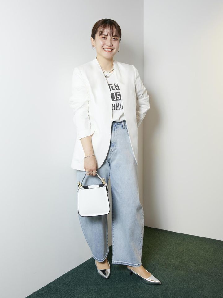 画像: ジャケット¥27,500、Tシャツ¥9,900、パンツ¥16,500、ネックレス¥13,200、パンプス¥16,500すべて【バンヤードストーム】 バッグ¥18,700【コンティゴ】 出典：バンヤードストーム