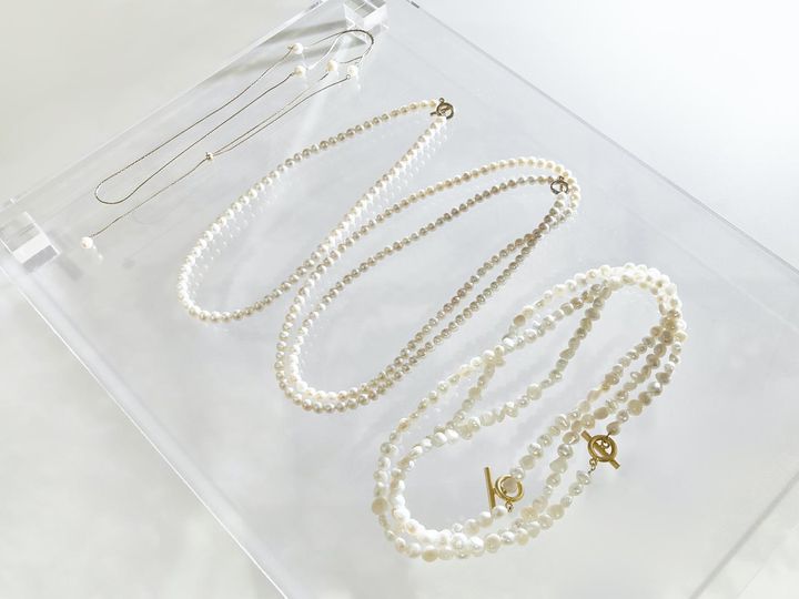 画像: 左から「パールスライダーラリエットネックレス」¥7,920、「ショートパールネックレス(40cm)」¥9,900、「ロングパールネックレス84」¥16,940、「3WAYロングパールネックレス」¥13,200すべて【バンヤードストーム】 出典：バンヤードストーム