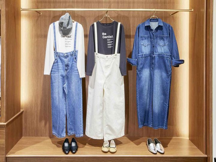 画像: 左｜サスペンダー付きワイドパンツ¥16,500、Tシャツ¥9,350、キャップ¥4,950すべて【バンヤードストーム】、グルカパンプス¥15,400【マゼル】 中央｜サスペンダー付きワイドパンツ¥16,500、Tシャツ¥9,350ともに【バンヤードストーム】 バレエシューズ¥12,100【レメ】 右｜オールインワン¥24,200、ローファー¥13,200【バンヤードストーム】 出典：バンヤードストーム