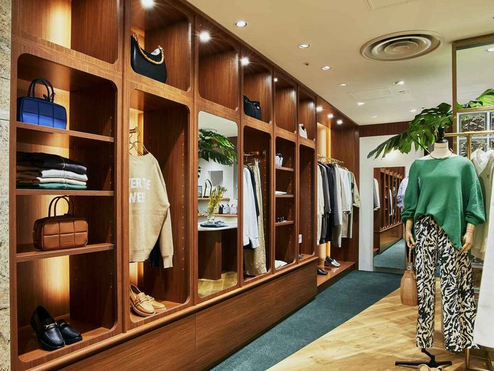 画像: カジュアルなアイテムからオフィスに着ていけるアイテムまで、バランスよく陳列されています 出典：バンヤードストーム