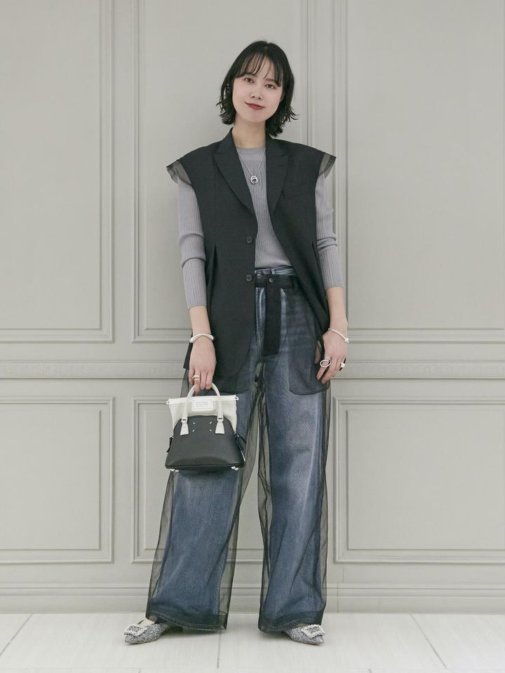 画像: ジャケット￥86,900、チュールのパンツ￥31,900ともに【チカ キサダ】 ニット￥9,900【パリゴ】デニムパンツ￥39,600【デンハム】 バッグ￥313,500【メゾン マルジェラ】 シューズ￥41,800【ピッピシック】 その他／本人私物 出典：パリゴ