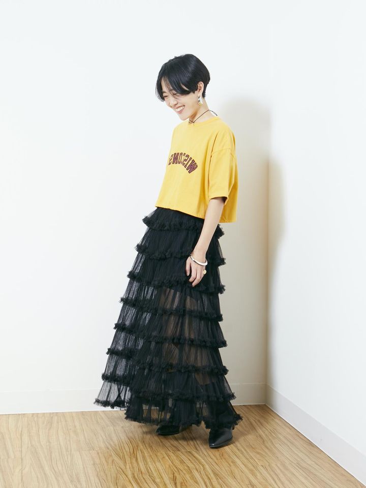 画像: Tシャツ￥18,700【セント ジョンズ サード クラブ】 スカート￥69,300【ウィム ガゼット】 イヤリング￥5,500【ザ ポーズ】 ネックレス￥69,300、リング￥73,700ともに【ガブリエラ アルティガス】 ブレスレット￥22,000【ハァウ】 その他／本人私物 出典：ウィム ガゼット