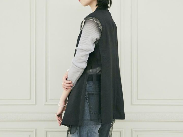 画像: サイドからさりげなくインナーがのぞくので、コーディネートの楽しみも広がります。 出典：パリゴ