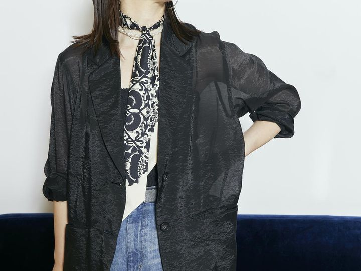 画像: かっちりとした印象になるテーラードジャケットも、シアー素材なら気軽に羽織れます。 出典：ジャーナル スタンダード レサージュ