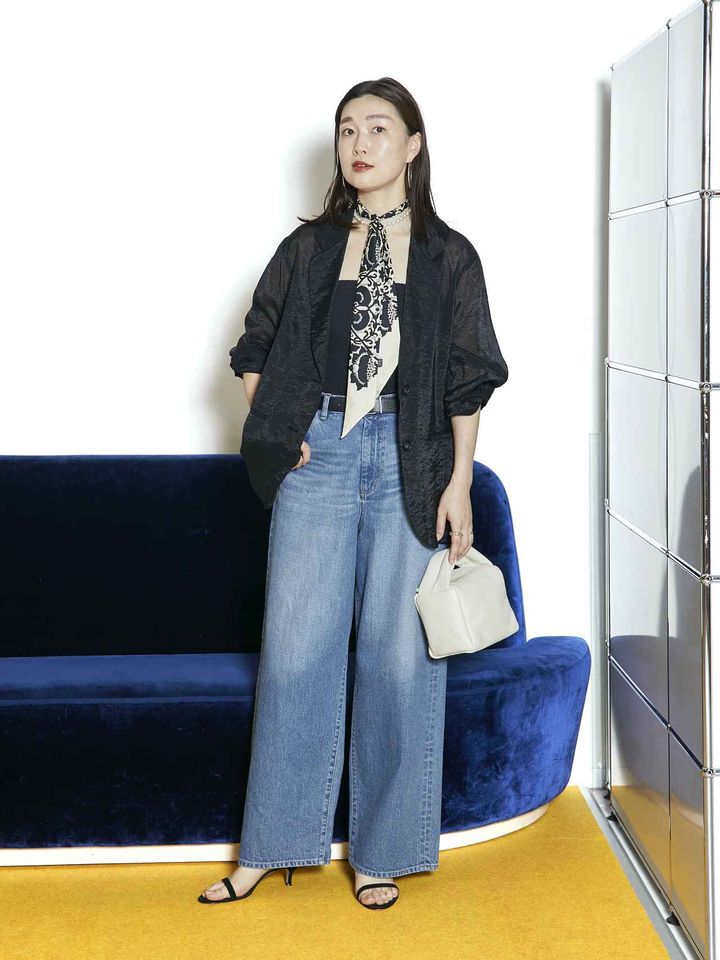 画像: ジャケット￥35,200、ベアトップ￥11,000、パンツ￥21,450すべて【ジャーナル スタンダード レサージュ】 スカーフ￥12,100【エネス】 バッグ￥35,200【バケット バゲージ】 ベルト￥27,500【メゾン ボワネ】 サンダル￥57,200【ネブローニ】 その他／本人私物 出典：ジャーナル スタンダード レサージュ