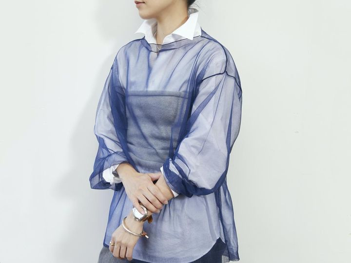 画像: 洗練されたネイビーのシアートップスなら、白シャツにさらなる品が加わります。 出典：ユナイテッドアローズ