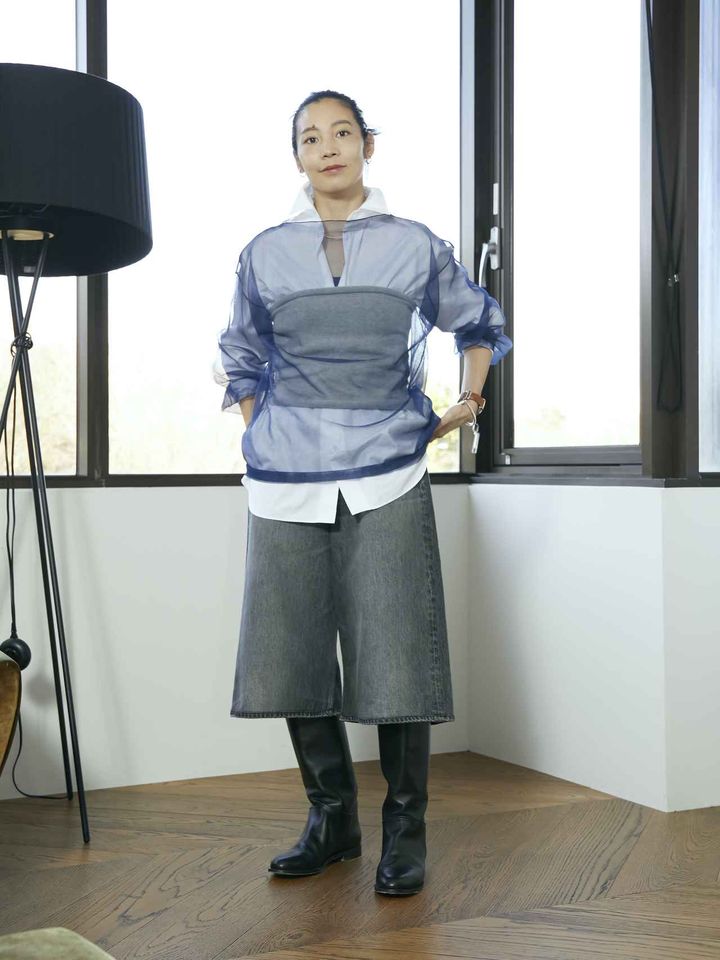 画像: シアートップス￥24,200、シャツ￥38,500【ロエフ】 ニットビスチェ￥29,700【エクストリーム カシミヤ】 ショーツ￥69,300 【ターン ストゥディオ】 その他／本人私物 出典：ユナイテッドアローズ