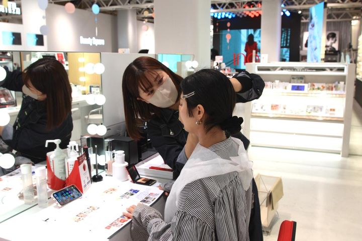 画像: セルフでタッチアップするか、店員さんに相談することも可能。自分のパーツの特徴に合わせたメイク方法なども提案してくれました。今後のメイクにも生かせそう。