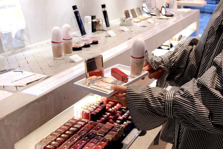 画像: 気になったアイテムをトレーに載せて、ドレッサーでじっくり試すことができます。