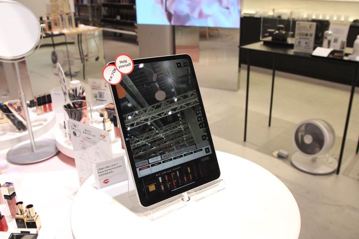 画像: 「メーキャップシミュレーション」でもパーソナルカラーに合ったおすすめのコスメを試せます。試したいコスメをタッチすると、画面にはそのコスメが施された顔が映ります。想像以上にリアルな仕上がりで驚き。