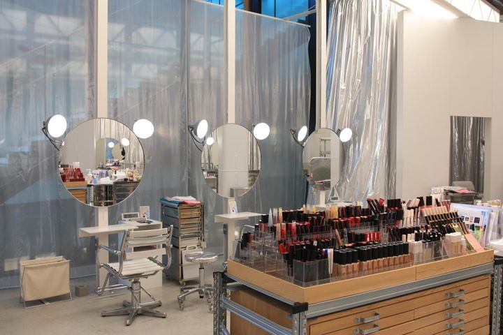 画像: 「Salon Zone」メニュー例：アーティストセッション30（メイクアップ）¥3,300、眉カット & デザイニング ¥2,200、コスメアイテム診断 ¥2,200（全て税込・要予約）