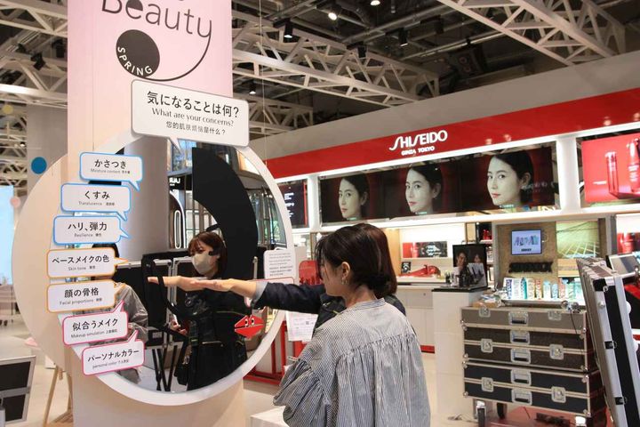 画像: 水分量、透明感、ハリ、肌色、骨格、メーキャップシミュレーション、パーソナルカラーから自分が気になるカテゴリーを選べます。今回は「パーソナルカラー」を選択。