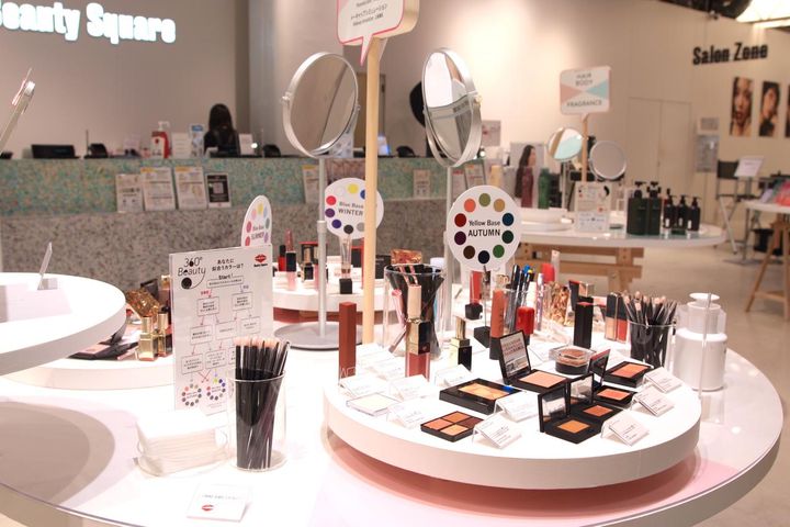 画像: パーソナルカラー別に並ぶコスメの中から、気になるものをピックアップできます。