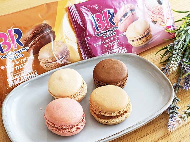 ファミリーマート限定「ラブポーションサーティワン風マカロン」と「キャラメルリボン風マカロン」が袋から出され、お皿にのせられてテーブルに並んでいる様子