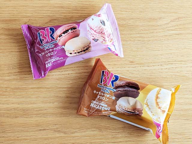 ファミリーマート限定「ラブポーションサーティワン風マカロン」と「キャラメルリボン風マカロン」がテーブルに並んでいる様子
